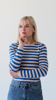 Beyaz arka planda parlak fikirleri olan beyaz bir kadının portresi. Çözüm bulmak ya da sorunu çözmek. Dikey video.