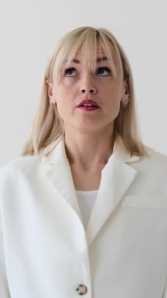 白い背景に顔のヤシのジェスチャーを示す不満の白人中年の女性の肖像画 トラブル または失敗に対する反応 バーティカルビデオ — ストック動画