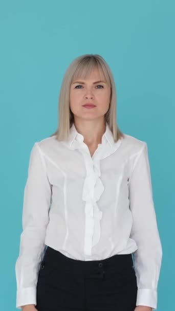 Pekerja Perempuan Kaukasia Yang Frustrasi Menunjukkan Tanda Berhenti Dengan Lengan — Stok Video