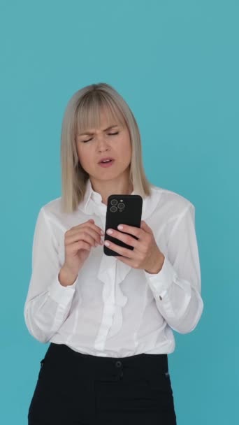Moe Kaukasische Vrouw Berichten Online Internet Met Smartphone Gapen Blauwe — Stockvideo