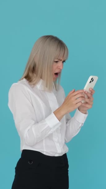 Frustrated Caucasian Woman Smartphone Receiving Bad News Unpleasant Information Online — Stockvideo