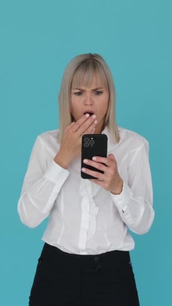 Překvapen Ženské Kancelářské Pracovnice Pracující Line Chytrým Telefonem Čtení Špatné — Stock video
