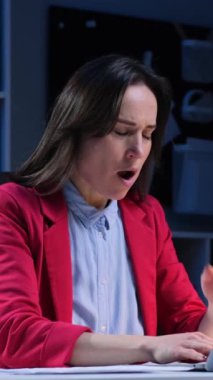 Ofiste çalışırken alerji, virüs, hastalık ve hapşırık geçiren orta yaşlı, beyaz, serbest çalışan biri. Dikey video.