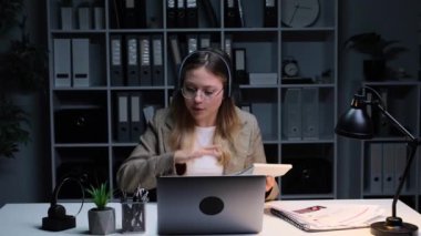 Ofisteki iş arkadaşlarıyla çevrimiçi görüntülü konuşma veya konferans sırasında bağıran sinirli Kafkasyalı genç bir kadın. Uzak dijital iletişim konsepti.