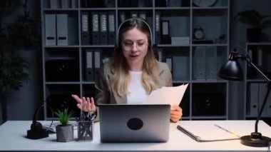 Dost canlısı Kafkas ofis çalışanı çevrimiçi video görüşmesine katılmış, müşterilerle ya da iş arkadaşlarıyla konuşmuş, gece yarısı ofisinde dizüstü bilgisayar kullanmış..