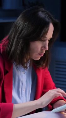 Kafkasyalı orta yaşlı iş kadınının hata yapmasından ve ofiste çalışırken hayal kırıklığına uğramasından endişe ediyorum. Aşırı yüklenme, gerilim ya da baskı kavramı. Dikey video.