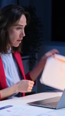 Saldırgan Kafkasyalı kadın çalışan internet ağlarına takılıyor, gazeteler yırtılıyor ve akşam ofiste çalışırken bağırıyor. Dikey video.