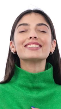 Beyaz arka planda sosyal medyaya canlı yayın yapan mutlu beyaz kadın vlogger. İnternetteki iletişim kavramı. Dikey video.