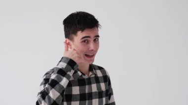 Beyaz arka planda çağrı işareti gösteren mutlu beyaz adam. Uzaktan iletişim, uzaktan konuşma, davet ve bağlantı kavramı.