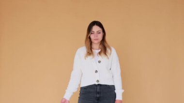 Memnun olmayan ve sıkıntılı genç beyaz kadın bej arka planda utançla facepalm hareketi yapıyor. Hayal kırıklığı, utanç, sorun konsepti.