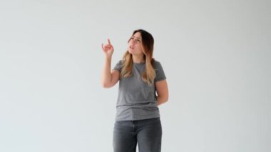 Beyaz arka planda beyin fırtınası yapan ya da düşünen Kafkasyalı genç bir kadın. Planlama veya analiz etme, karar veya seçenek bulma.