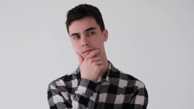 Beyaz arka planda beyin fırtınası yapan ve analiz yapan ciddi bir Kafkas genci. Planlamak ya da düşünmek, karar vermek, çözüm bulmak ya da fikir üretmek.