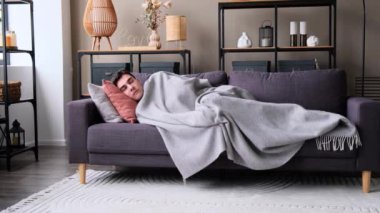 Rahatlamış Kafkas delikanlısı hafta sonu uykusundan uyanırken evde oturma odasındaki kanepede uyanıyor. Yenilenme uykusu ve hayal kurma konsepti.