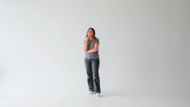 Düşünceli ve düşünceli beyaz kadın beyaz arka planda seçim yapıyor ya da kararsız. Beyin fırtınası, düşünce, hayal gücü kavramı..