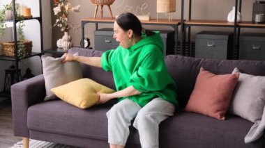 Orta yaşlı, beyaz bir kadın gündüzleri kanepede uyukluyor, hafta sonları boş vakit geçiriyor. Yorgunluk, yorgunluk, ferahlık.