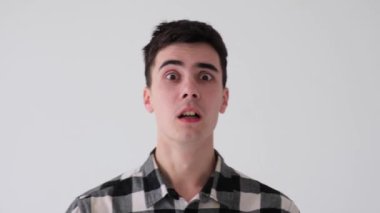 Korkmuş ve korkmuş beyaz adam beyaz arka planda yakın plan portresi. Panik, stres, sürpriz, sorun kavramı.