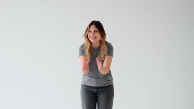 Beyaz arka planda duyuru ya da reklam yapan, hoparlörle bağıran mutlu beyaz kadın. İletişim, haber kavramı.