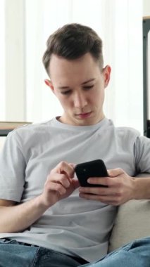 İnternet sosyal medyasında cep telefonuyla mesaj atan ve 