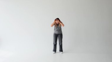 Üzgün ve bunalımlı, ağlayan, beyaz arka planda tek başına duran beyaz, beyaz, beyaz, yetişkin bir kadın. Yalnızlık, duygusal, stres, depresyon kavramı.