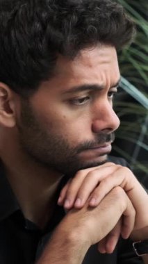 Endişeli bir Orta Doğulu genç yetişkin erkek çalışanın portresi ofiste kayboldu. Hayal kırıklığı, keder ve depresyon kavramı. Dikey video.