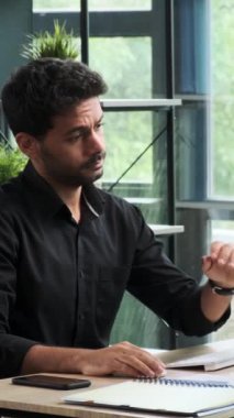 Bilgisayarla çalışan hayal kırıklığına uğramış Orta Doğulu erkek çalışanlar, ofiste masa başında otururken yanlışlıkla ya da zorluklarla şok oluyorlar. Dikey video.