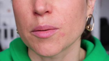 Beyaz, orta yaşlı, ağzı, dudakları ve dişleri olan bir kadının yakın portresi. Konuşma, diyalog veya tartışma kavramı.