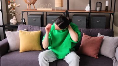 Kafkasyalı genç bir kadın evinde boyun ağrısı, sırt ağrısı ya da kas gerilimi yaşıyor. Hastalık ve sağlık sorunları aktarımı.