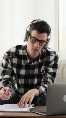 Evinde kameraya bakıp gülümseyen, samimi ve iyimser bir beyaz adamın portresi. Olumlu insanlar kavramı. Dikey video.