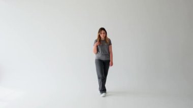 Mutsuz ve hayal kırıklığına uğramış beyaz arka planda yorgunluk ve melankoliden muzdarip beyaz bir kadın. Yorgunluk, yorgunluk, zayıflık konsepti.