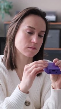 Projeyi planlamak ve geliştirmek için dizüstü bilgisayar ve 3D yazıcı kullanan beyaz kadın mühendis. Plastik parça ya da bileşen denetleniyor, kalite kontrolü.