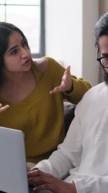 Evde yaşanan aile çatışması sırasında Orta Doğulu kız arkadaş sevgilisine bağırıyor. Tartışma ve sorun kavramı. Dikey Video.