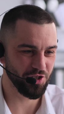 Arkadaş canlısı beyaz erkek, orta yaşlı satış departmanı müdürü. Uzaktan pazarlığa ya da ofisteki müşterilere danışmaya öncülük ediyor. Dikey video.