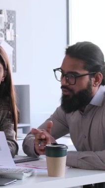 Ofisteki toplantı sırasında belgelerle uğraşırken çok uluslu iş arkadaşlarının görüşme ya da müzakere yaptığını düşünüyorum..