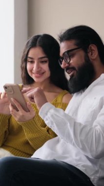 Evli, Orta Doğulu genç bir çiftin evde internet gezintisi yaparken telefon kullanmasına ve 