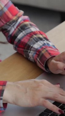 Neşeli beyaz kadın orta yaşlı uzaktan kumandalı işçi internette çalışırken bilgisayarda yazıyor ve evde iş stratejisi geliştiriyor. Dikey video.