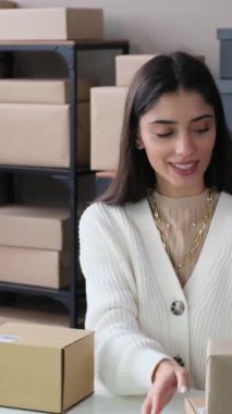 Depo ofisinde çalışırken internet üzerinden sosyal medya için video kaydeden Kafkas kadın moda blogcusu. Dikey video.