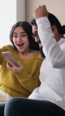 Harika Aile Evli Çift İnternet 'te iyi haberler alıyor cep telefonlarını kullanıyor ve 