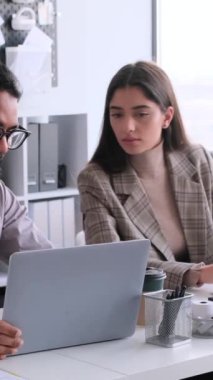 Ofiste çalışırken başarıyı ve iyi haberi kutlayan inanılmaz iş arkadaşları. Başarı ve zafer kavramı. Dikey video.