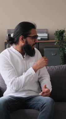 Orta Doğulu mutsuz bir çift, evde kavga ve anlaşmazlık yaşıyor. Boşanma, taciz ve saldırganlık kavramı. Dikey Video.