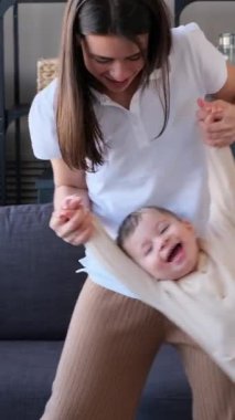 Dost canlısı anne ve küçük oğlu evde vakit geçirip eğleniyorlar. Pozitif annelik ve çocukluk kavramı. Dikey video.