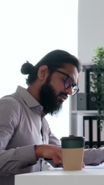 Yoğunlaşmış Kafkasyalı iş kadını ve Arap işadamı ofiste toplantı sırasında evrak işlerine giriştiler. İş muhasebesi kavramı. Dikey video.