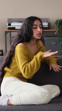 Orta Doğulu bir çiftin evde tartışıp birbirlerini azarlamaları. Tartışma ya da çatışma kavramı. Dikey Video.