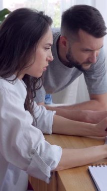 Konsantre orta yaşlı Kafkasyalı iş adamları ofiste birlikte çalışıyorlar. Finansal planlama ve muhasebe kavramı. Dikey video.