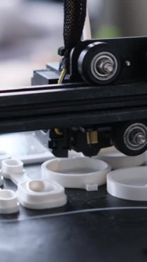 Laboratuvarda çalışan bir 3D yazıcıyı kapatın, bir detay veya yedek parça üretin. Modern fabrika ekipmanları ve aletleri, otomatikleştirilmiş modern üretim teknolojisi.