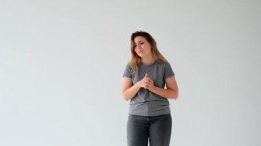 Beyaz arka planda üzüntüden muzdarip, hayal kırıklığına uğramış Kafkasyalı genç bir kadın. Depresyon, yalnızlık, olumsuz duygular konsepti.