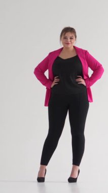 Beyaz arka planda zarif ve zarif bir kadın portresi, pozitif duygu ve güven yayar. Dikey video.