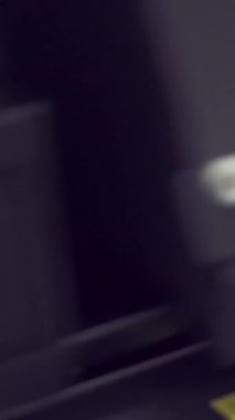 Ticari ve mühendislik cihazını vurgulayarak verimli çalışan bir elektronik UV yazıcının ayrıntılı yakın çekim görüntüsü. Dikey video.