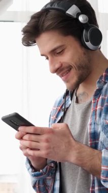 Adam evde eğlenmeyi seviyor, akıllı telefondan sosyal medyada mesajlaşmayı ve gezinmeyi. Dijital iletişim ve boş zamanlarında çevrimiçi olarak bağlı kalıyor. Dikey video.