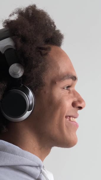 Amistoso Hombre Afroamericano Descansando Disfruta Escuchando Música Sobre Fondo Blanco — Vídeo de stock