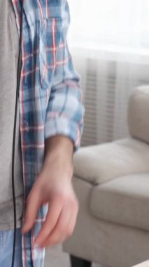 Mutlu ve nişanlı adam DJ 'i evde mikser kullanarak elektronik müzik çalıyor. Boş zamanlarının tadını çıkarırken, ilgi çekici bir ses yaratıyor. Dikey video.